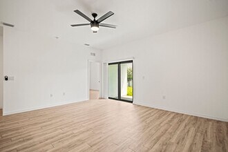 627-627 SE 13th Pl in Cape Coral, FL - Foto de edificio - Building Photo