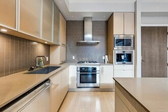 260 Salter St in New Westminster, BC - Building Photo - Building Photo