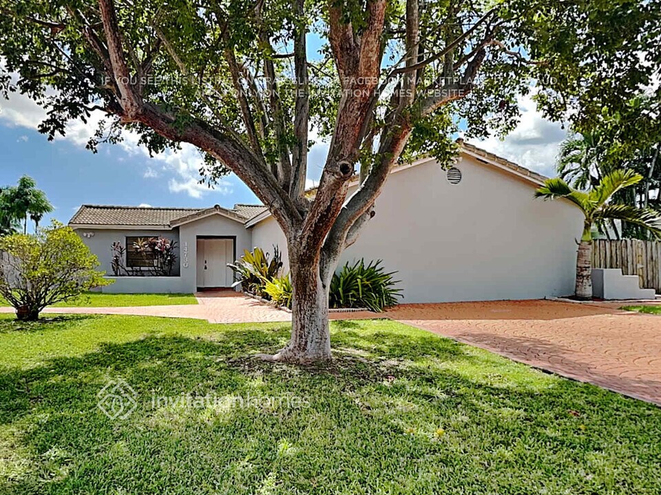 14730 SW 158th St in Miami, FL - Foto de edificio