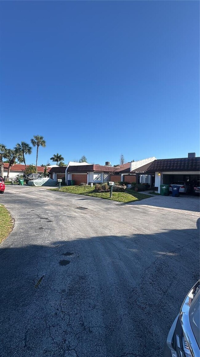 534 NE 195th St in North Miami Beach, FL - Building Photo - Building Photo