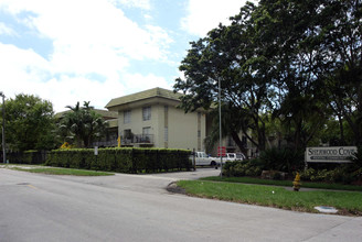 Courtyards at Kendall in Miami, FL - Foto de edificio - Building Photo