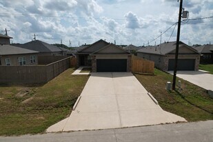 31 County Rd 5102B in Cleveland, TX - Building Photo