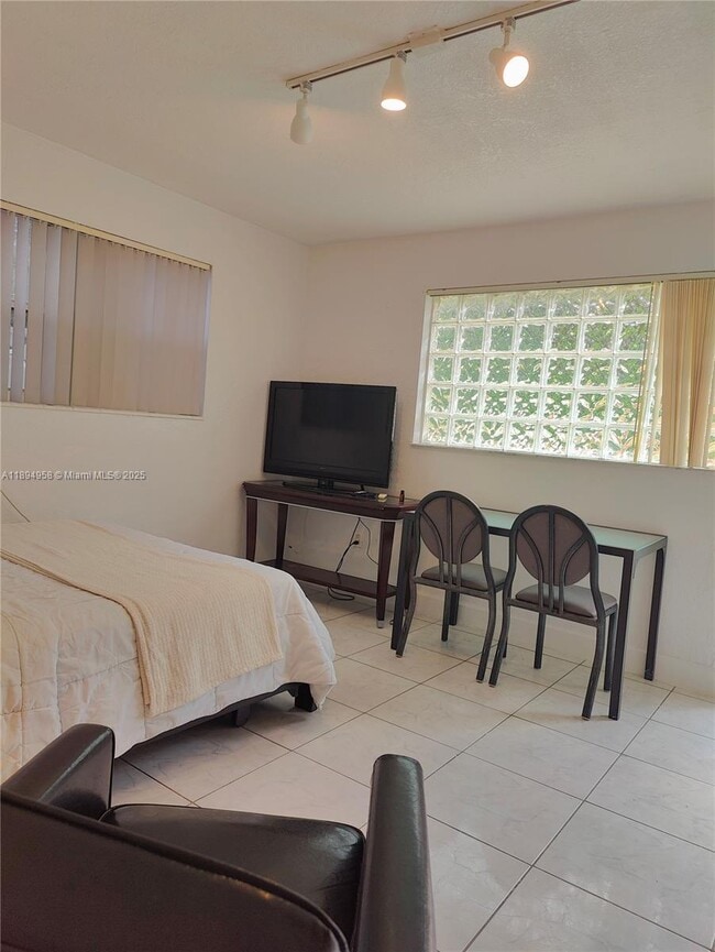 7121 Taft St in Hollywood, FL - Building Photo - Building Photo