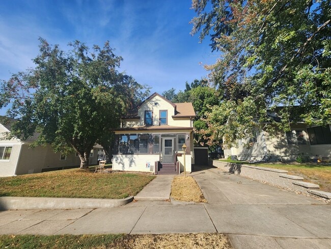 property at 907 S Walts Ave