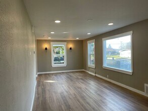 709 W Jackson St in Medford, OR - Building Photo - Building Photo