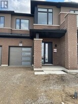 913 Douro St in Stratford, ON - Building Photo