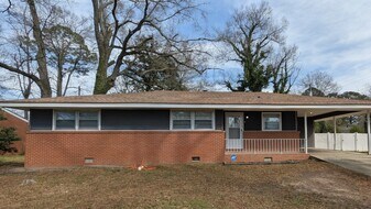 800 N Briarcliff Rd in Warner Robins, GA - Building Photo