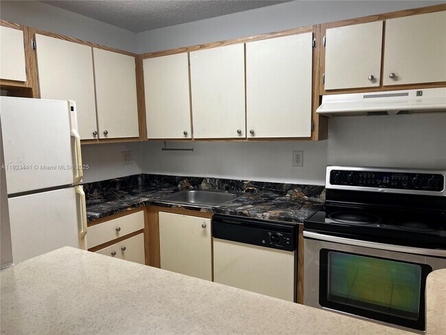 7090 NW 179th St in Hialeah, FL - Building Photo - Building Photo