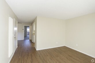 Benchmark Apartments in San Marcos, CA - Foto de edificio - Building Photo