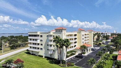 732 Bayside Dr, Unit 304 in Cape Canaveral, FL - Foto de edificio - Building Photo