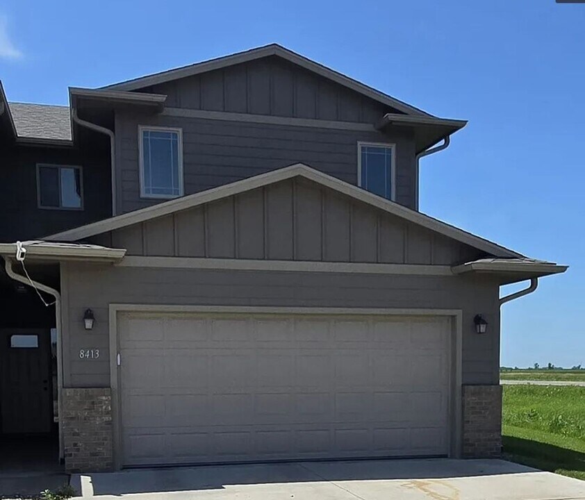 8413 W 53rd St in Sioux Falls, SD - Building Photo