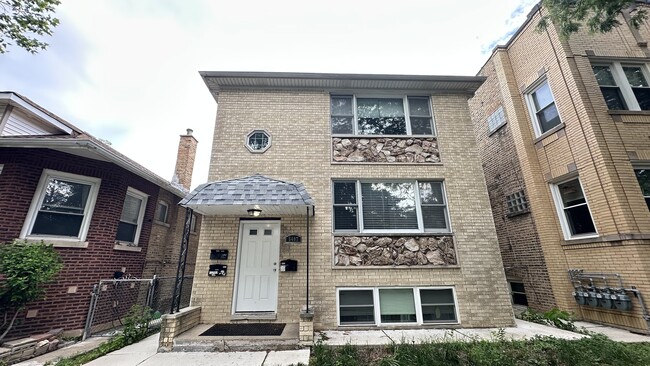 property at 5407 N Sawyer Ave