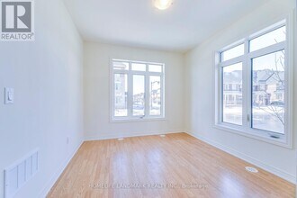 454 Silver Maple Rd in Oakville, ON - Building Photo - Building Photo