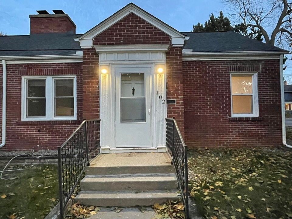 102 N Center St, Unit #1 in Adrian, MI - Building Photo