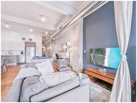 555 Evergreen St in Dallas, TX - Building Photo