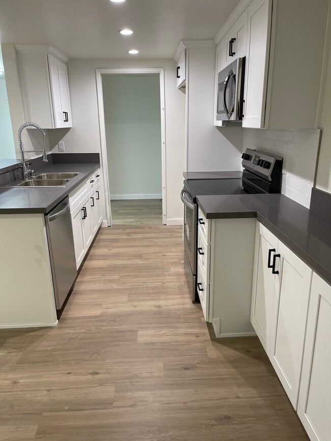 1517 E Garfield Ave, Unit 60 in Glendale, CA - Building Photo - Building Photo