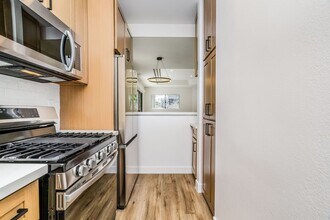 2500 Abbot Kinney Blvd in Los Angeles, CA - Building Photo - Building Photo