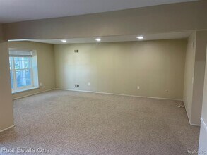 30975 Pointe of Woods Dr in Farmington Hills, MI - Building Photo - Building Photo