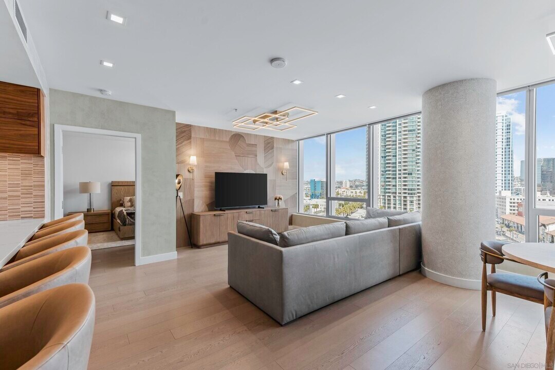 888 W E St in San Diego, CA - Building Photo