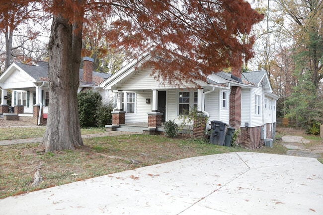 2008 Walker Ave in Greensboro, NC - Foto de edificio - Building Photo