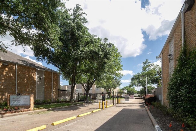 10325 Briar Forest Dr in Houston, TX - Foto de edificio - Building Photo