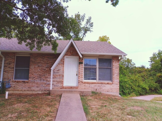 property at 1121 S Roseta Ave
