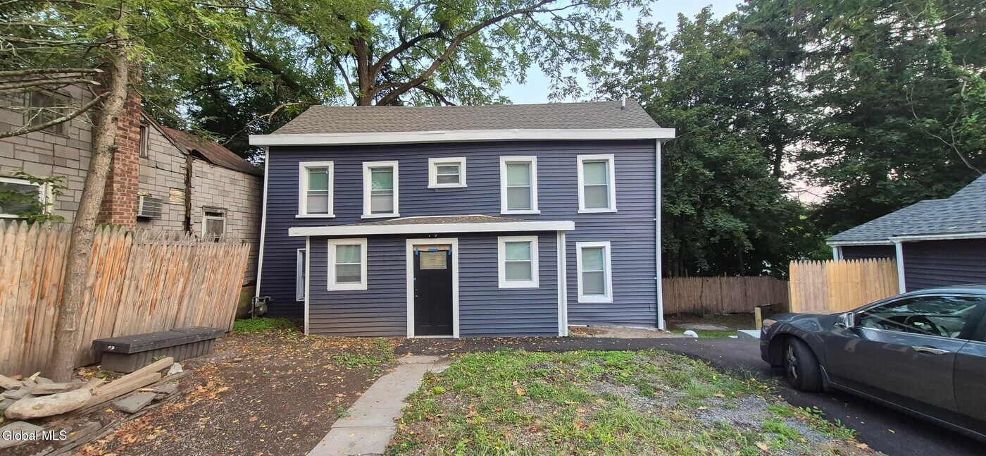 22 Clermont St in Saugerties, NY - Building Photo