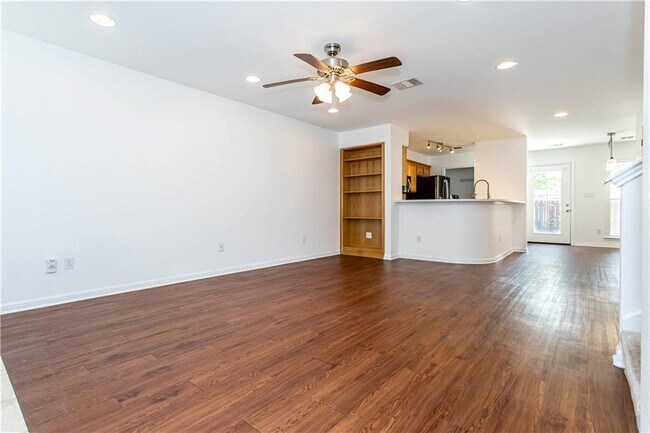 6900 E Riverside Dr in Austin, TX - Building Photo - Building Photo