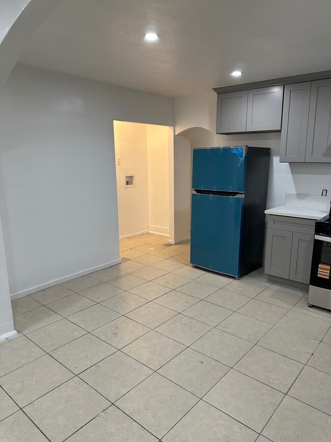 6321 Miles Ave in Huntington Park, CA - Building Photo - Building Photo