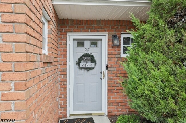 28 Castle Dr in Berkeley Heights, NJ - Foto de edificio - Building Photo