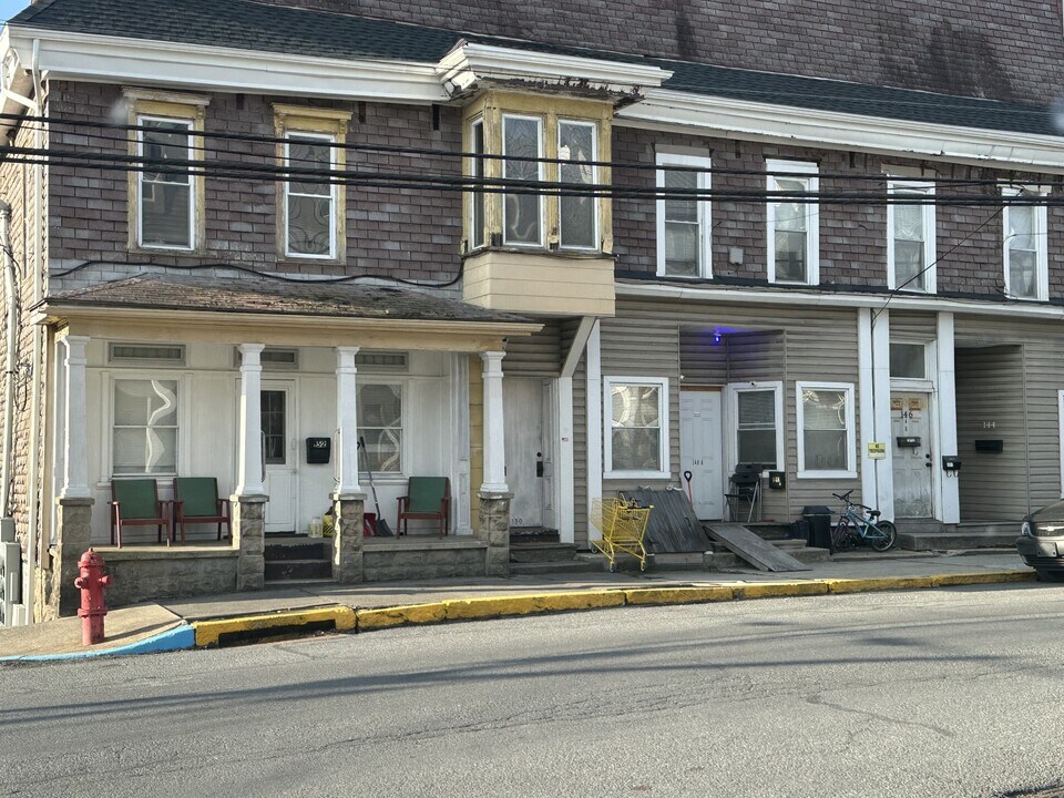 146 E Market St in Williamstown, PA - Building Photo