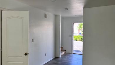 1323 S Monroe St in Moses Lake, WA - Foto de edificio - Building Photo