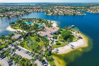 10730 NW 66th St in Doral, FL - Foto de edificio - Building Photo