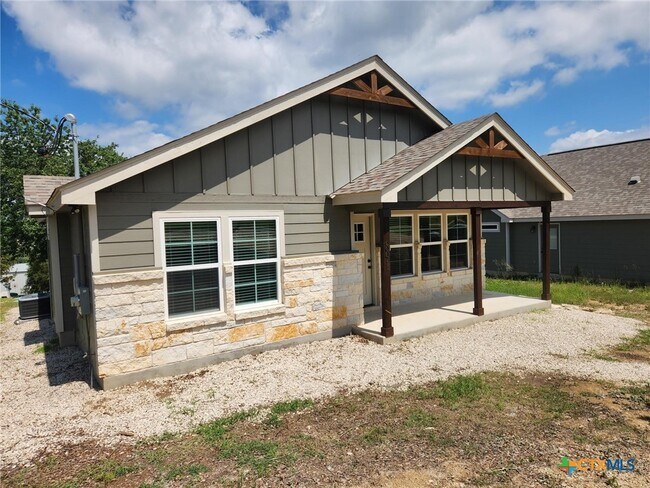 891 Roadrunner Spur in Canyon Lake, TX - Building Photo - Building Photo