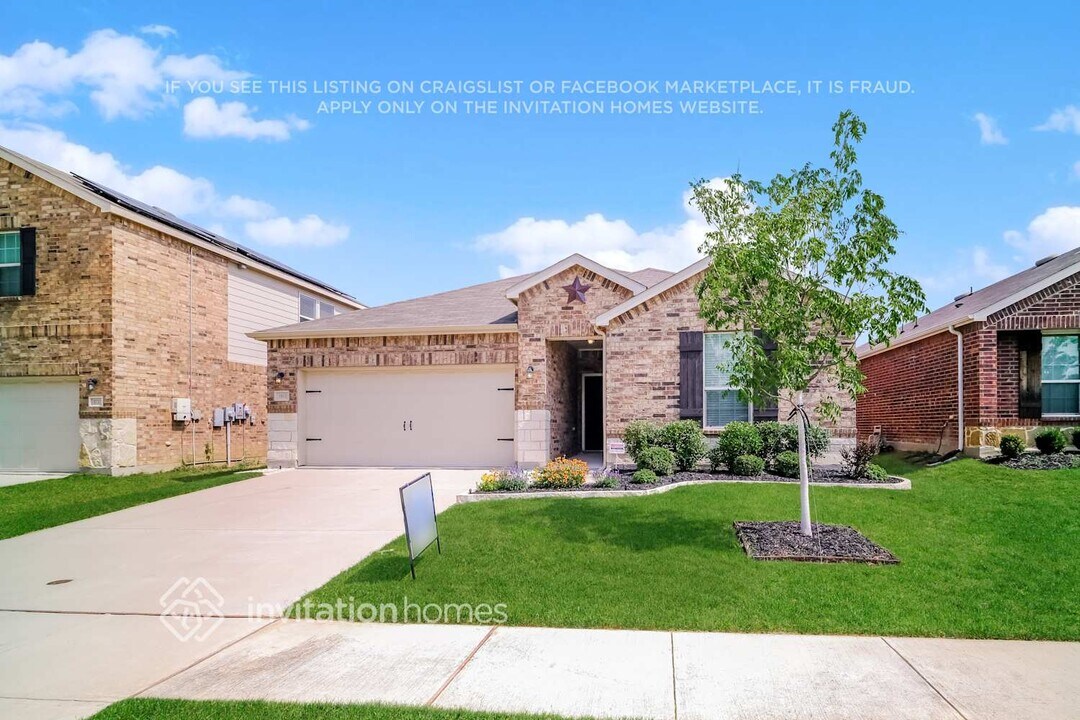 1801 Vernon Dr in Aubrey, TX - Building Photo