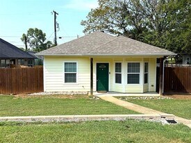 311 E Shepherd St in Denison, TX - Building Photo