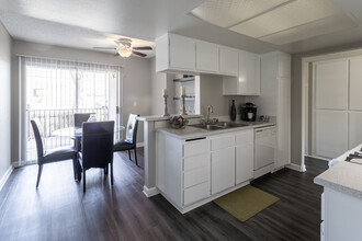 Dakota Creek Apartment Homes in Upland, CA - Building Photo - Interior Photo