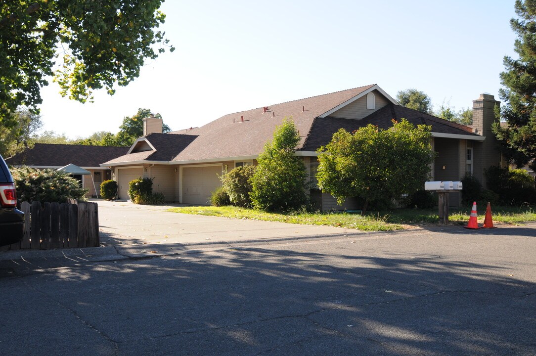 7880 Leona Way in Roseville, CA - Foto de edificio