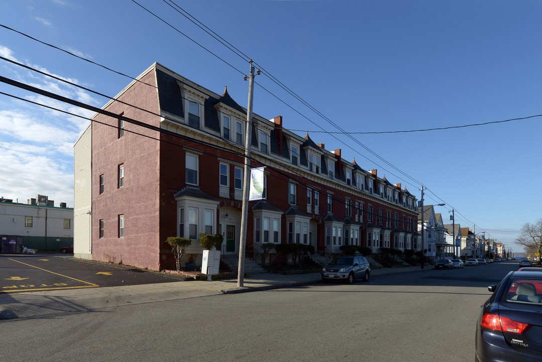 A.B. Chace Rowhouses in Fall River, MA - Foto de edificio