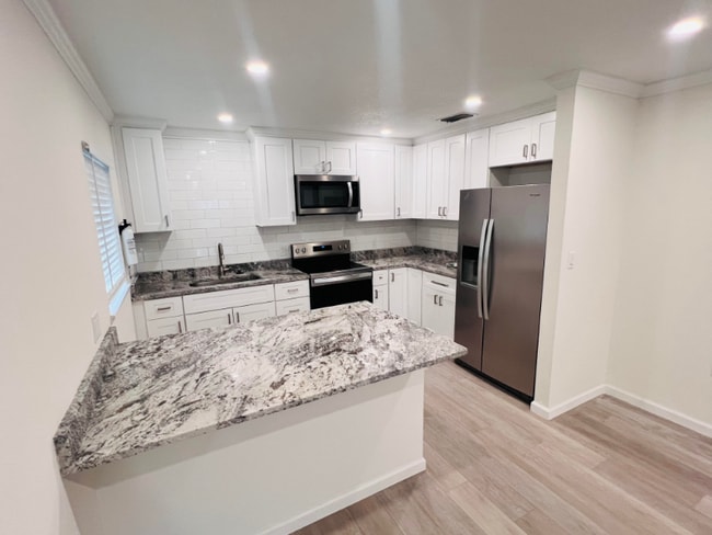 5800 Virginia Ave in New Port Richey, FL - Foto de edificio - Building Photo