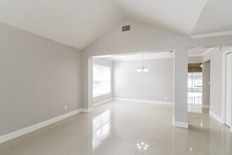 24740 Silversmith Dr in Lutz, FL - Building Photo - Building Photo