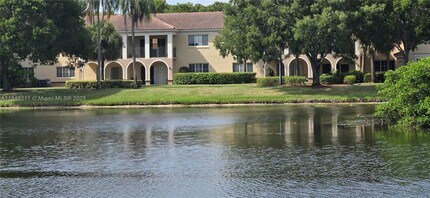 2586 Centergate Dr in Miramar, FL - Foto de edificio - Building Photo