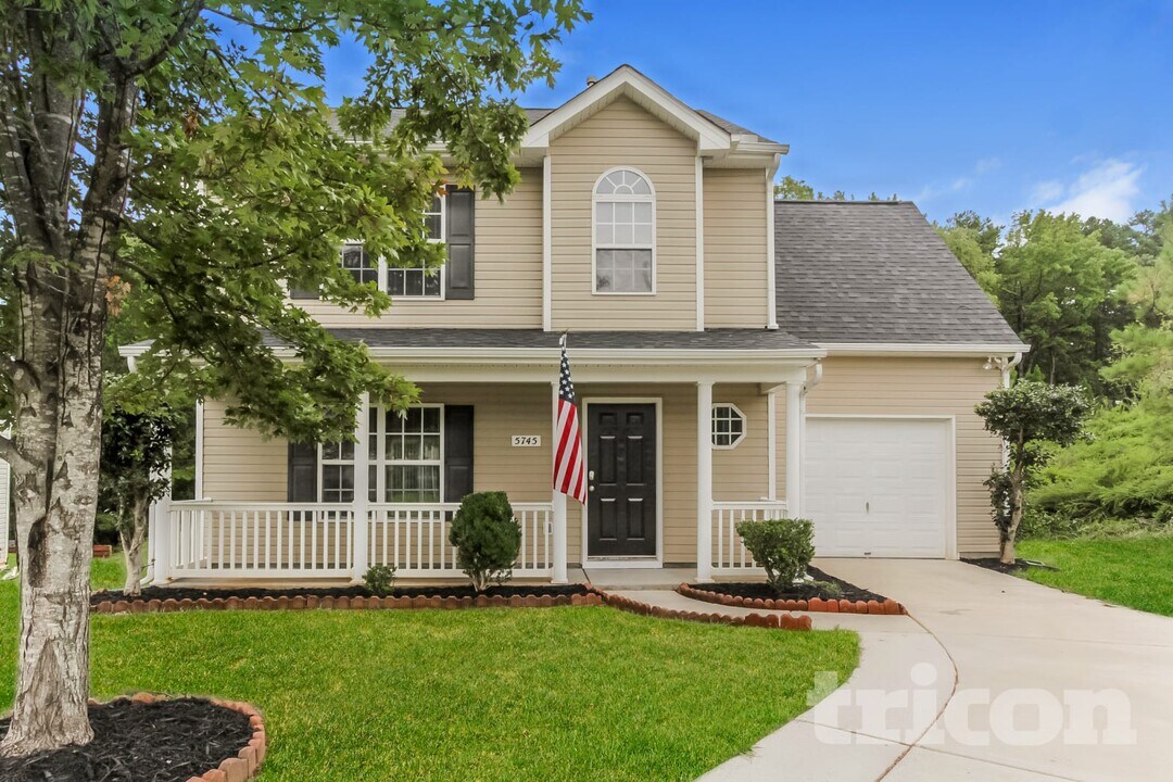 5745 Henderson Oaks Dr in Charlotte, NC - Building Photo