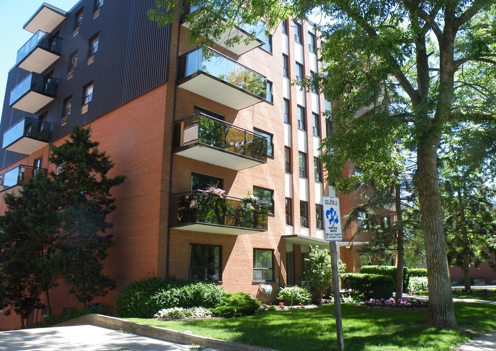 Marine Square West in Oakville, ON - Building Photo