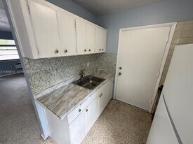 990 SW 4th St in Miami, FL - Building Photo