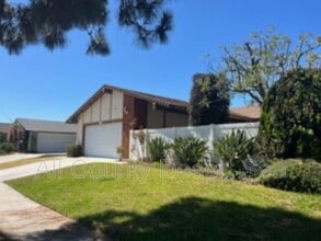 542 Pierpont Dr in Costa Mesa, CA - Building Photo - Building Photo