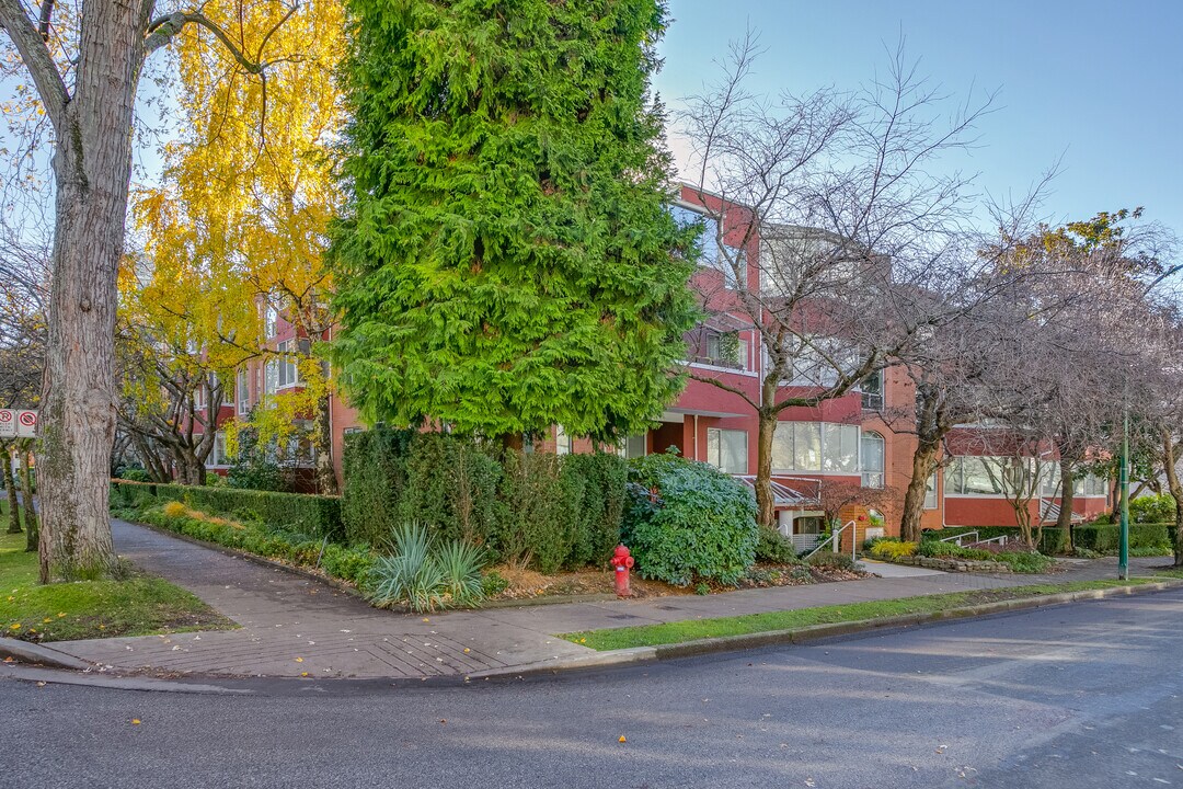 Chilco Park in Vancouver, BC - Building Photo