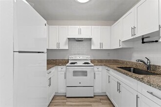 493 NW 43rd St in Oakland Park, FL - Building Photo - Building Photo