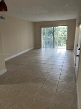 5221 Geneva Way, Unit 302 in Doral, FL - Foto de edificio - Building Photo
