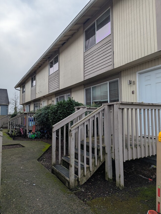 515 S 8th St, Unit Unit 8 in Saint Helens, OR - Foto de edificio - Building Photo